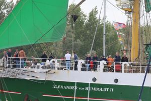 20-08-2025:LAATSTE NIEUWS;Aankomst schepen op weg naar Amsterdam.Mooi weer veel publiek en duizenden kleine schepen allemaal op weg naar het IJ Amsterdam.
foto: Albert den Iseger.