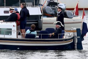 20-08-2025:LAATSTE NIEUWS;Aankomst schepen op weg naar Amsterdam.Mooi weer veel publiek en duizenden kleine schepen allemaal op weg naar het IJ Amsterdam.
foto: Albert den Iseger.