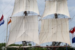 20-08-2025:LAATSTE NIEUWS;Aankomst schepen op weg naar Amsterdam.Mooi weer veel publiek en duizenden kleine schepen allemaal op weg naar het IJ Amsterdam.
foto: Albert den Iseger.