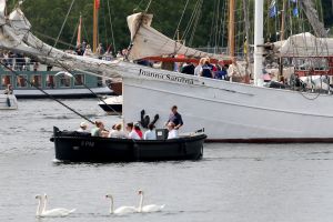 20-08-2025:LAATSTE NIEUWS;Aankomst schepen op weg naar Amsterdam.Mooi weer veel publiek en duizenden kleine schepen allemaal op weg naar het IJ Amsterdam.
foto: Albert den Iseger.