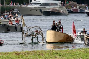 20-08-2025:LAATSTE NIEUWS;Aankomst schepen op weg naar Amsterdam.Mooi weer veel publiek en duizenden kleine schepen allemaal op weg naar het IJ Amsterdam.
foto: Albert den Iseger.