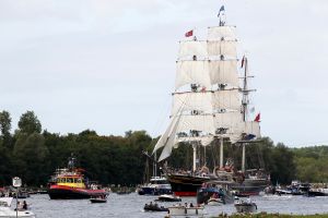 20-08-2025:LAATSTE NIEUWS;Aankomst schepen op weg naar Amsterdam.Mooi weer veel publiek en duizenden kleine schepen allemaal op weg naar het IJ Amsterdam.
foto: Albert den Iseger.