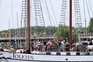 20-08-2025:LAATSTE NIEUWS;Aankomst schepen op weg naar Amsterdam.Mooi weer veel publiek en duizenden kleine schepen allemaal op weg naar het IJ Amsterdam.
foto: Albert den Iseger.