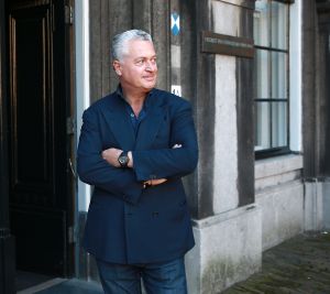 04-08-2025 SHOWBIZZ;HEEFT BRAM ZICH VERSPROKEN OF IS HIJ ECHT ZO.Victor Vlam oppert dat de ruzie in het tv programma ORANJEZOMER gevolgen kan hebben voor Bram zijn pogingen om terug te keren in de advocatuur.
foto: Albert den Iseger