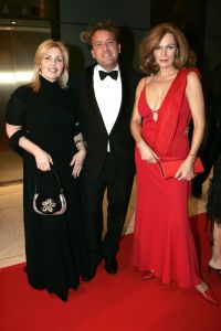 28-11-2005 SHOWBIZZ: BEAU MONDE AWARDS UITGEREIKT IN HILTON HOTEL AMSTERDAM. De jaarlijkse Beau Monde Awards zijn weer uitgereikt. Sylvana Simons, Tooske Ragas, Inge de Bruin en Ellemieke Vermolen gingen naar huis met een prachtige bokaal. Vele bekenden van de Beau Monde waren naar het Hilton gekomen om te kijken en vooral om bekeken te worden. Al met al weer een groots feest waar tout glamour Nederland anwezig was. 
foto: Albert den Iseger.