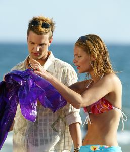 17-05-2003 SHOWBIZZ; COSTA WEER AKTIEF AAN DE SPAANSE STRANDEN. Weer is Johan Nijenhuis met cast druk bezig met een nieuwe Costa serie aan de spaanse costa\'s. Silvie Meis, Froukje de Both, Bas Muijs , Joey van der Velde, John Wijdenbosch en Marit van Bohemen zijn elke dag aan het strand bezig om er weer een mooie serie van te maken.
foto. Albert den Iseger.