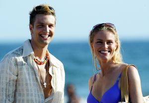17-05-2003 SHOWBIZZ; COSTA WEER AKTIEF AAN DE SPAANSE STRANDEN. Weer is Johan Nijenhuis met cast druk bezig met een nieuwe Costa serie aan de spaanse costa\'s. Silvie Meis, Froukje de Both, Bas Muijs , Joey van der Velde, John Wijdenbosch en Marit van Bohemen zijn elke dag aan het strand bezig om er weer een mooie serie van te maken.
foto. Albert den Iseger.