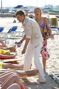 17-05-2003 SHOWBIZZ; COSTA WEER AKTIEF AAN DE SPAANSE STRANDEN. Weer is Johan Nijenhuis met cast druk bezig met een nieuwe Costa serie aan de spaanse costa\'s. Silvie Meis, Froukje de Both, Bas Muijs , Joey van der Velde, John Wijdenbosch en Marit van Bohemen zijn elke dag aan het strand bezig om er weer een mooie serie van te maken.
foto. Albert den Iseger.