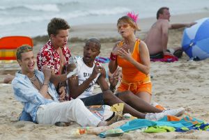 17-05-2003 SHOWBIZZ; COSTA WEER AKTIEF AAN DE SPAANSE STRANDEN. Weer is Johan Nijenhuis met cast druk bezig met een nieuwe Costa serie aan de spaanse costa\'s. Silvie Meis, Froukje de Both, Bas Muijs , Joey van der Velde, John Wijdenbosch en Marit van Bohemen zijn elke dag aan het strand bezig om er weer een mooie serie van te maken.
foto. Albert den Iseger.