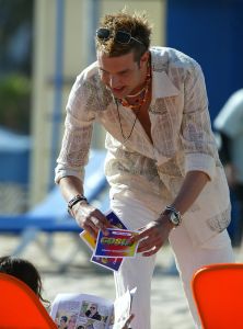 17-05-2003 SHOWBIZZ; COSTA WEER AKTIEF AAN DE SPAANSE STRANDEN. Weer is Johan Nijenhuis met cast druk bezig met een nieuwe Costa serie aan de spaanse costa\'s. Silvie Meis, Froukje de Both, Bas Muijs , Joey van der Velde, John Wijdenbosch en Marit van Bohemen zijn elke dag aan het strand bezig om er weer een mooie serie van te maken.
foto. Albert den Iseger.