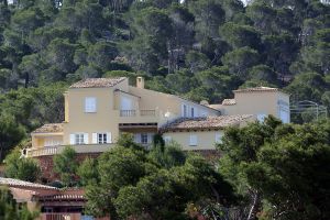 06-05-2002 SHOWBIZZ: CLAUDIA SCHIFFER BOUWT NIEUW HUIS OP MALLORCA SPANJE.
Na enig zoeken kwam ik toch bij het nieuwe huis van Claudia Schiffer, 3 grote huizen worden er gebouwd, voor gasten en voor haar ouders. Het is zeker niet Paparazzo free, ik was er al binnen voor dat het klaar was.
foto: Albert den Iseger.