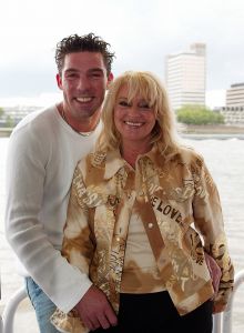 15-05-2002 SHOWBIZZ: MET DE TROS MEE AAN BOORD VOOR EEN REISJE OP DE RIJN MET DIVERSE ARTIESTEN.
foto: Albert den Iseger