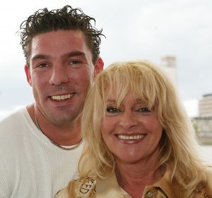 15-05-2002 SHOWBIZZ: MET DE TROS MEE AAN BOORD VOOR EEN REISJE OP DE RIJN MET DIVERSE ARTIESTEN.
foto: Albert den Iseger