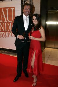 28-11-2005 SHOWBIZZ: BEAU MONDE AWARDS UITGEREIKT IN HILTON HOTEL AMSTERDAM. De jaarlijkse Beau Monde Awards zijn weer uitgereikt. Sylvana Simons, Tooske Ragas, Inge de Bruin en Ellemieke Vermolen gingen naar huis met een prachtige bokaal. Vele bekenden van de Beau Monde waren naar het Hilton gekomen om te kijken en vooral om bekeken te worden. Al met al weer een groots feest waar tout glamour Nederland anwezig was. 
foto: Albert den Iseger.