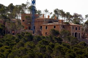 06-05-2002 SHOWBIZZ: CLAUDIA SCHIFFER BOUWT NIEUW HUIS OP MALLORCA SPANJE.
Na enig zoeken kwam ik toch bij het nieuwe huis van Claudia Schiffer, 3 grote huizen worden er gebouwd, voor gasten en voor haar ouders. Het is zeker niet Paparazzo free, ik was er al binnen voor dat het klaar was.
foto: Albert den Iseger.
