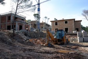 06-05-2002 SHOWBIZZ: CLAUDIA SCHIFFER BOUWT NIEUW HUIS OP MALLORCA SPANJE.
Na enig zoeken kwam ik toch bij het nieuwe huis van Claudia Schiffer, 3 grote huizen worden er gebouwd, voor gasten en voor haar ouders. Het is zeker niet Paparazzo free, ik was er al binnen voor dat het klaar was.
foto: Albert den Iseger.