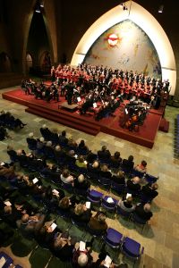 02-12-2005 POLITIEK: TJERK WESTERTERP VIERT ZIJN VERJAARDAG HIJ WORD VANDAAG 75 JAAR. In besloten kring vierde Tjerk zijn 75 ste  verjaardag in Breda, vrienden en familie waren welkom bij een zeer verrassend optreden van een groot orkest in een kerk waar Tjerk ook een nummer dirigeerde.
foto: Albert den Iseger.