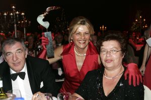20-12-2005 SHOWBIZZ: BENEFIETGALA VOOR STICHTING HOSPICE ENSCHEDE 2005. Vele Twentse bouwers,artiesten en kunstenaars waren naar de Expocenter in Hengelo gekomen om er een waar feest van te maken. Ron Brandsteder trad onbezoldigd op als gastheer, Thomas Berger zette de zaal op stelten en Petra Berger zorgde dan weer voor alle aandacht op haar prachtige stem.De gehele avond bracht 315.000 euro op voor het goede doel, de initiatiefnemers Anja Viscaal en Ger Jansen waren dolgelukkig met het slagen van deze avond.
foto: Albert den Iseger.