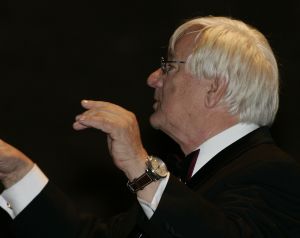 02-12-2005 POLITIEK: TJERK WESTERTERP VIERT ZIJN VERJAARDAG HIJ WORD VANDAAG 75 JAAR. In besloten kring vierde Tjerk zijn 75 ste  verjaardag in Breda, vrienden en familie waren welkom bij een zeer verrassend optreden van een groot orkest in een kerk waar Tjerk ook een nummer dirigeerde.
foto: Albert den Iseger.