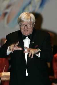 02-12-2005 POLITIEK: TJERK WESTERTERP VIERT ZIJN VERJAARDAG HIJ WORD VANDAAG 75 JAAR. In besloten kring vierde Tjerk zijn 75 ste  verjaardag in Breda, vrienden en familie waren welkom bij een zeer verrassend optreden van een groot orkest in een kerk waar Tjerk ook een nummer dirigeerde.
foto: Albert den Iseger.