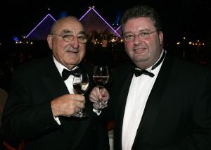 20-12-2005 SHOWBIZZ: BENEFIETGALA VOOR STICHTING HOSPICE ENSCHEDE 2005. Vele Twentse bouwers,artiesten en kunstenaars waren naar de Expocenter in Hengelo gekomen om er een waar feest van te maken. Ron Brandsteder trad onbezoldigd op als gastheer, Thomas Berger zette de zaal op stelten en Petra Berger zorgde dan weer voor alle aandacht op haar prachtige stem.De gehele avond bracht 315.000 euro op voor het goede doel, de initiatiefnemers Anja Viscaal en Ger Jansen waren dolgelukkig met het slagen van deze avond.
foto: Albert den Iseger.
