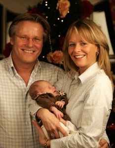 23-12-2005 SHOWBIZZ: FONS DE POEL DOLGELUKKIG MET SASKIA EN DOCHTER MAZARINE: Netwerk topper Fons de Poel werd deze maand opnieuw vader van een pracht dochter Mazarine.Trots op hun dochter gaan Fons en Saskia het nieuwe jaar tegemoet.
foto: Albert den Iseger