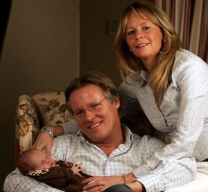 23-12-2005 SHOWBIZZ: FONS DE POEL DOLGELUKKIG MET SASKIA EN DOCHTER MAZARINE: Netwerk topper Fons de Poel werd deze maand opnieuw vader van een pracht dochter Mazarine.Trots op hun dochter gaan Fons en Saskia het nieuwe jaar tegemoet.
foto: Albert den Iseger