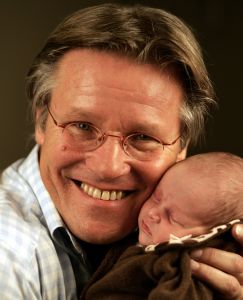 23-12-2005 SHOWBIZZ: FONS DE POEL DOLGELUKKIG MET SASKIA EN DOCHTER MAZARINE: Netwerk topper Fons de Poel werd deze maand opnieuw vader van een pracht dochter Mazarine.Trots op hun dochter gaan Fons en Saskia het nieuwe jaar tegemoet.
foto: Albert den Iseger