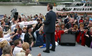 15-05-2002 SHOWBIZZ: MET DE TROS MEE AAN BOORD VOOR EEN REISJE OP DE RIJN MET DIVERSE ARTIESTEN.
foto: Albert den Iseger