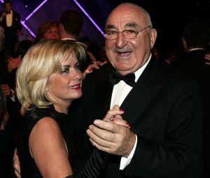 20-12-2005 SHOWBIZZ: BENEFIETGALA VOOR STICHTING HOSPICE ENSCHEDE 2005. Vele Twentse bouwers,artiesten en kunstenaars waren naar de Expocenter in Hengelo gekomen om er een waar feest van te maken. Ron Brandsteder trad onbezoldigd op als gastheer, Thomas Berger zette de zaal op stelten en Petra Berger zorgde dan weer voor alle aandacht op haar prachtige stem.De gehele avond bracht 315.000 euro op voor het goede doel, de initiatiefnemers Anja Viscaal en Ger Jansen waren dolgelukkig met het slagen van deze avond.
foto: Albert den Iseger.