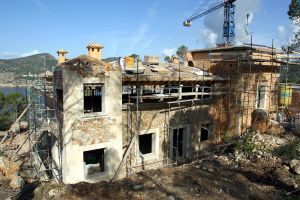 06-05-2002 SHOWBIZZ: CLAUDIA SCHIFFER BOUWT NIEUW HUIS OP MALLORCA SPANJE.
Na enig zoeken kwam ik toch bij het nieuwe huis van Claudia Schiffer, 3 grote huizen worden er gebouwd, voor gasten en voor haar ouders. Het is zeker niet Paparazzo free, ik was er al binnen voor dat het klaar was.
foto: Albert den Iseger.