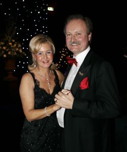 20-12-2005 SHOWBIZZ: BENEFIETGALA VOOR STICHTING HOSPICE ENSCHEDE 2005. Vele Twentse bouwers,artiesten en kunstenaars waren naar de Expocenter in Hengelo gekomen om er een waar feest van te maken. Ron Brandsteder trad onbezoldigd op als gastheer, Thomas Berger zette de zaal op stelten en Petra Berger zorgde dan weer voor alle aandacht op haar prachtige stem.De gehele avond bracht 315.000 euro op voor het goede doel, de initiatiefnemers Anja Viscaal en Ger Jansen waren dolgelukkig met het slagen van deze avond.
foto: Albert den Iseger.