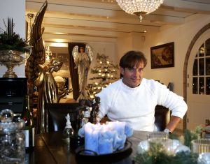 15-12-2005 SHOWBIZZ: GERARD JOLING IS KLAAR VOOR DE FEESTDAGEN. Gerard is omringt door meer dan een miljoen lichtjes, in tuinen, bordes en binnenshuis is het een zee van lichtjes.Het is echt bling bling bij Gerard thuis de gezelligheid straalt er van af. Na een zeer druk jaar even rust tussen de engelen en de kerstbomen voor Gerard.Het nieuwe jaar word er weer een van om te smullen, de agenda staat al vol en de aanbiedingen blijven maar binnen stromen, aldus Gerard. Al met al ga ik weer een succesvol jaar tegemoed.
foto; Albert den Iseger.