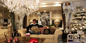 15-12-2005 SHOWBIZZ: GERARD JOLING IS KLAAR VOOR DE FEESTDAGEN. Gerard is omringt door meer dan een miljoen lichtjes, in tuinen, bordes en binnenshuis is het een zee van lichtjes.Het is echt bling bling bij Gerard thuis de gezelligheid straalt er van af. Na een zeer druk jaar even rust tussen de engelen en de kerstbomen voor Gerard.Het nieuwe jaar word er weer een van om te smullen, de agenda staat al vol en de aanbiedingen blijven maar binnen stromen, aldus Gerard. Al met al ga ik weer een succesvol jaar tegemoed.
foto; Albert den Iseger.