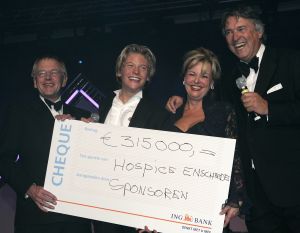 20-12-2005 SHOWBIZZ: BENEFIETGALA VOOR STICHTING HOSPICE ENSCHEDE 2005. Vele Twentse bouwers,artiesten en kunstenaars waren naar de Expocenter in Hengelo gekomen om er een waar feest van te maken. Ron Brandsteder trad onbezoldigd op als gastheer, Thomas Berger zette de zaal op stelten en Petra Berger zorgde dan weer voor alle aandacht op haar prachtige stem.De gehele avond bracht 315.000 euro op voor het goede doel, de initiatiefnemers Anja Viscaal en Ger Jansen waren dolgelukkig met het slagen van deze avond.
foto: Albert den Iseger.