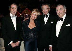 20-12-2005 SHOWBIZZ: BENEFIETGALA VOOR STICHTING HOSPICE ENSCHEDE 2005. Vele Twentse bouwers,artiesten en kunstenaars waren naar de Expocenter in Hengelo gekomen om er een waar feest van te maken. Ron Brandsteder trad onbezoldigd op als gastheer, Thomas Berger zette de zaal op stelten en Petra Berger zorgde dan weer voor alle aandacht op haar prachtige stem.De gehele avond bracht 315.000 euro op voor het goede doel, de initiatiefnemers Anja Viscaal en Ger Jansen waren dolgelukkig met het slagen van deze avond.
foto: Albert den Iseger.