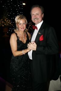 20-12-2005 SHOWBIZZ: BENEFIETGALA VOOR STICHTING HOSPICE ENSCHEDE 2005. Vele Twentse bouwers,artiesten en kunstenaars waren naar de Expocenter in Hengelo gekomen om er een waar feest van te maken. Ron Brandsteder trad onbezoldigd op als gastheer, Thomas Berger zette de zaal op stelten en Petra Berger zorgde dan weer voor alle aandacht op haar prachtige stem.De gehele avond bracht 315.000 euro op voor het goede doel, de initiatiefnemers Anja Viscaal en Ger Jansen waren dolgelukkig met het slagen van deze avond.
foto: Albert den Iseger.