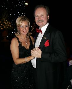 20-12-2005 SHOWBIZZ: BENEFIETGALA VOOR STICHTING HOSPICE ENSCHEDE 2005. Vele Twentse bouwers,artiesten en kunstenaars waren naar de Expocenter in Hengelo gekomen om er een waar feest van te maken. Ron Brandsteder trad onbezoldigd op als gastheer, Thomas Berger zette de zaal op stelten en Petra Berger zorgde dan weer voor alle aandacht op haar prachtige stem.De gehele avond bracht 315.000 euro op voor het goede doel, de initiatiefnemers Anja Viscaal en Ger Jansen waren dolgelukkig met het slagen van deze avond.
foto: Albert den Iseger.