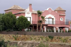 15-12-2005 SHOWBIZZ: NIEUW HUIS VOOR RICHARD KRAJICEK EN DAPHNE DECKERS IN SPANJE. Dit is het nieuwe buitenverblijf van het succespaar Richard en Daphne in Spanje. In de buurt van Marbella verblijven zij regelmatig met hun kinderen Emma en Alec. Ook al zijn de stranden leeg en de temperatuur niet hoger komt dan 15 graden, het blijft lekker vertoefen in het zuiden van Spanje. Ook Marbella viert straks de feestdagen met kerstboom en ballen, de gehele omgeving straalt het echte kerstgevoel uit, zodat Richard en Daphne niets zullen missen tijdens hun verblijf met kerst en jaarwisseling in het behagelijke Marbella.
foto: Albert den Iseger.