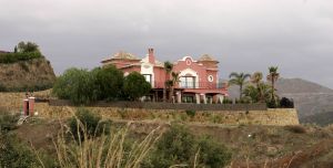 15-12-2005 SHOWBIZZ: NIEUW HUIS VOOR RICHARD KRAJICEK EN DAPHNE DECKERS IN SPANJE. Dit is het nieuwe buitenverblijf van het succespaar Richard en Daphne in Spanje. In de buurt van Marbella verblijven zij regelmatig met hun kinderen Emma en Alec. Ook al zijn de stranden leeg en de temperatuur niet hoger komt dan 15 graden, het blijft lekker vertoefen in het zuiden van Spanje. Ook Marbella viert straks de feestdagen met kerstboom en ballen, de gehele omgeving straalt het echte kerstgevoel uit, zodat Richard en Daphne niets zullen missen tijdens hun verblijf met kerst en jaarwisseling in het behagelijke Marbella.
foto: Albert den Iseger.