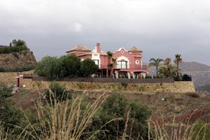 15-12-2005 SHOWBIZZ: NIEUW HUIS VOOR RICHARD KRAJICEK EN DAPHNE DECKERS IN SPANJE. Dit is het nieuwe buitenverblijf van het succespaar Richard en Daphne in Spanje. In de buurt van Marbella verblijven zij regelmatig met hun kinderen Emma en Alec. Ook al zijn de stranden leeg en de temperatuur niet hoger komt dan 15 graden, het blijft lekker vertoefen in het zuiden van Spanje. Ook Marbella viert straks de feestdagen met kerstboom en ballen, de gehele omgeving straalt het echte kerstgevoel uit, zodat Richard en Daphne niets zullen missen tijdens hun verblijf met kerst en jaarwisseling in het behagelijke Marbella.
foto: Albert den Iseger.