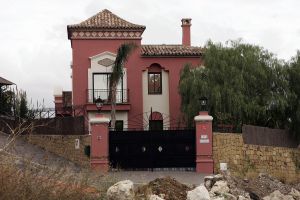 15-12-2005 SHOWBIZZ: NIEUW HUIS VOOR RICHARD KRAJICEK EN DAPHNE DECKERS IN SPANJE. Dit is het nieuwe buitenverblijf van het succespaar Richard en Daphne in Spanje. In de buurt van Marbella verblijven zij regelmatig met hun kinderen Emma en Alec. Ook al zijn de stranden leeg en de temperatuur niet hoger komt dan 15 graden, het blijft lekker vertoefen in het zuiden van Spanje. Ook Marbella viert straks de feestdagen met kerstboom en ballen, de gehele omgeving straalt het echte kerstgevoel uit, zodat Richard en Daphne niets zullen missen tijdens hun verblijf met kerst en jaarwisseling in het behagelijke Marbella.
foto: Albert den Iseger.