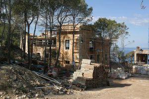 06-05-2002 SHOWBIZZ: CLAUDIA SCHIFFER BOUWT NIEUW HUIS OP MALLORCA SPANJE.
Na enig zoeken kwam ik toch bij het nieuwe huis van Claudia Schiffer, 3 grote huizen worden er gebouwd, voor gasten en voor haar ouders. Het is zeker niet Paparazzo free, ik was er al binnen voor dat het klaar was.
foto: Albert den Iseger.