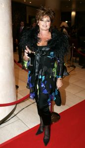28-11-2005 SHOWBIZZ: BEAU MONDE AWARDS UITGEREIKT IN HILTON HOTEL AMSTERDAM. De jaarlijkse Beau Monde Awards zijn weer uitgereikt. Sylvana Simons, Tooske Ragas, Inge de Bruin en Ellemieke Vermolen gingen naar huis met een prachtige bokaal. Vele bekenden van de Beau Monde waren naar het Hilton gekomen om te kijken en vooral om bekeken te worden. Al met al weer een groots feest waar tout glamour Nederland anwezig was. 
foto: Albert den Iseger.