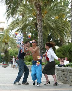17-05-2003 SHOWBIZZ; COSTA WEER AKTIEF AAN DE SPAANSE STRANDEN. Weer is Johan Nijenhuis met cast druk bezig met een nieuwe Costa serie aan de spaanse costa\'s. Silvie Meis, Froukje de Both, Bas Muijs , Joey van der Velde, John Wijdenbosch en Marit van Bohemen zijn elke dag aan het strand bezig om er weer een mooie serie van te maken.
foto. Albert den Iseger.