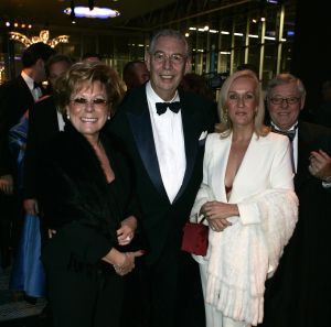 10-12-2005 AKTUEEL: MILJONAIR FAIR 2005 AMSTERDAM. Event for the luxury lifestyle. Het gala feest van kijken en bekeken worden, vele rijke bekenden komen dagelijks naar deze beurs om tegenieten van de meest exclusieve collecties van autos  jachten wijnen  hobbys  sieraden  resorts en make up.
foto: Albert den Iseger.