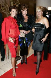 28-11-2005 SHOWBIZZ: BEAU MONDE AWARDS UITGEREIKT IN HILTON HOTEL AMSTERDAM. De jaarlijkse Beau Monde Awards zijn weer uitgereikt. Sylvana Simons, Tooske Ragas, Inge de Bruin en Ellemieke Vermolen gingen naar huis met een prachtige bokaal. Vele bekenden van de Beau Monde waren naar het Hilton gekomen om te kijken en vooral om bekeken te worden. Al met al weer een groots feest waar tout glamour Nederland anwezig was. 
foto: Albert den Iseger.