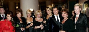 28-11-2005 SHOWBIZZ: BEAU MONDE AWARDS UITGEREIKT IN HILTON HOTEL AMSTERDAM. De jaarlijkse Beau Monde Awards zijn weer uitgereikt. Sylvana Simons, Tooske Ragas, Inge de Bruin en Ellemieke Vermolen gingen naar huis met een prachtige bokaal. Vele bekenden van de Beau Monde waren naar het Hilton gekomen om te kijken en vooral om bekeken te worden. Al met al weer een groots feest waar tout glamour Nederland anwezig was. 
foto: Albert den Iseger.