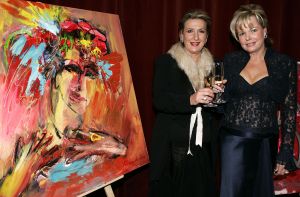 20-12-2005 SHOWBIZZ: BENEFIETGALA VOOR STICHTING HOSPICE ENSCHEDE 2005. Vele Twentse bouwers,artiesten en kunstenaars waren naar de Expocenter in Hengelo gekomen om er een waar feest van te maken. Ron Brandsteder trad onbezoldigd op als gastheer, Thomas Berger zette de zaal op stelten en Petra Berger zorgde dan weer voor alle aandacht op haar prachtige stem.De gehele avond bracht 315.000 euro op voor het goede doel, de initiatiefnemers Anja Viscaal en Ger Jansen waren dolgelukkig met het slagen van deze avond.
foto: Albert den Iseger.