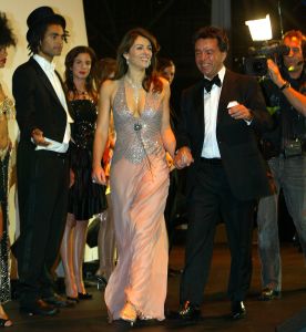 10-12-2005 AKTUEEL: MILJONAIR FAIR 2005 AMSTERDAM. Event for the luxury lifestyle. Het gala feest van kijken en bekeken worden, vele rijke bekenden komen dagelijks naar deze beurs om tegenieten van de meest exclusieve collecties van autos jachten wijnen hobbys sieraden resorts en make up. 
foto: Albert den Iseger.